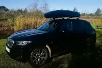 Eine XXL-Dachbox auf einem BMW X3 in Salzwoog