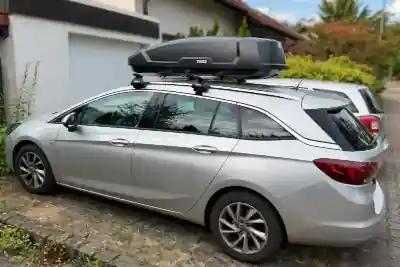 Dachbox auf einem Opel Astra Sports Tourer