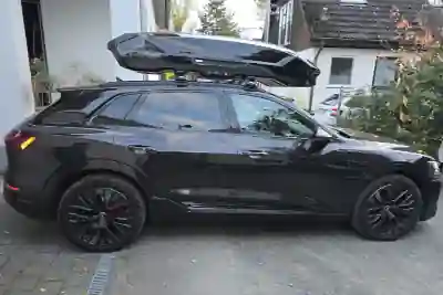 Eine Dachbox von THULE mit einem Volumen von 610 Liter