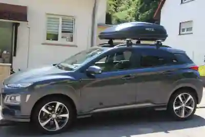 Eine Gepäckbox auf einem Hyundai Kona