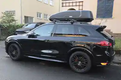Eine Dachbox auf einem Porsche Cayenne
