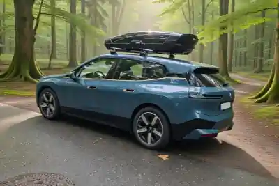 Eine Dachbox auf einem BMW iX