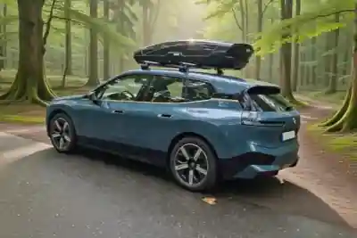 Eine Dachbox Modell Motion von THULE mit Wingbar-Dachträgern auf einem BMW iX