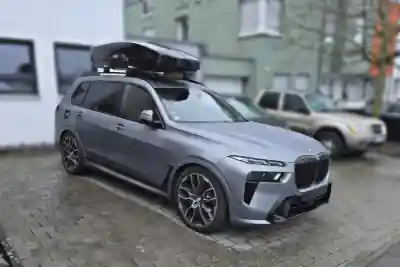 Eine Dachbox auf einem BMW X7