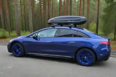 Eine Dachbox in Mörlheim auf einem Mercedes EQE