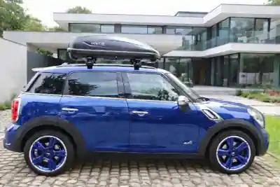 Eine Dachbox auf einem Mini Countryman