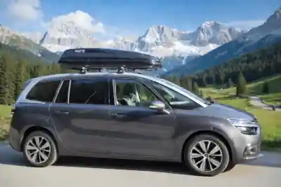 Eine Dachbox auf einem Citroen Grand Picasso