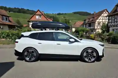 Eine Dachbox auf einem BMW iX