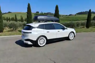 Eine Dachbox auf einem BMW iX