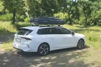 Dachbox auf einem Opel Astra Sports Tourer