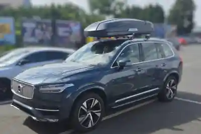Dachbox in Bann auf einem Volvo XC90