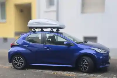 Eine Dachbox mit 370 Liter Volumen auf einem Toyota Yaris