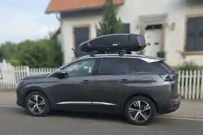Dachbox auf einem Peugeot 3008