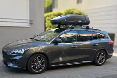 Dachbox auf einem Ford Focus Kombi