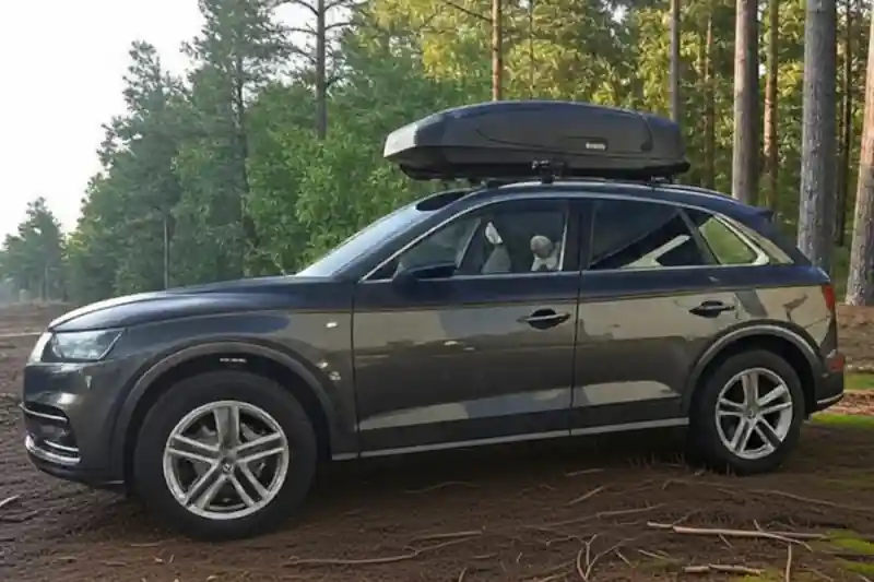 Eine Dachbox von THULE mit 450 Liter Volumen mit THULE-Wingbar-Dachträgern auf einem Audi Q5