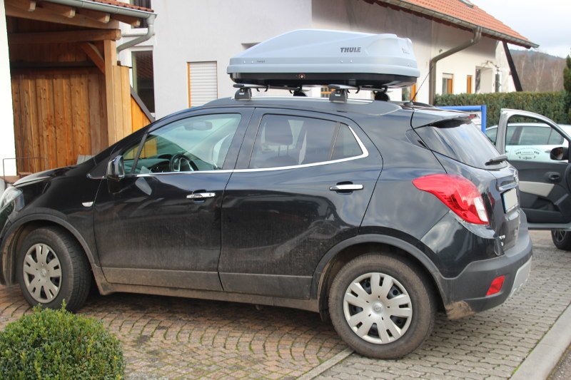 Eine Dachbox mit 330 Litern Volumen auf einem Opel Mokka