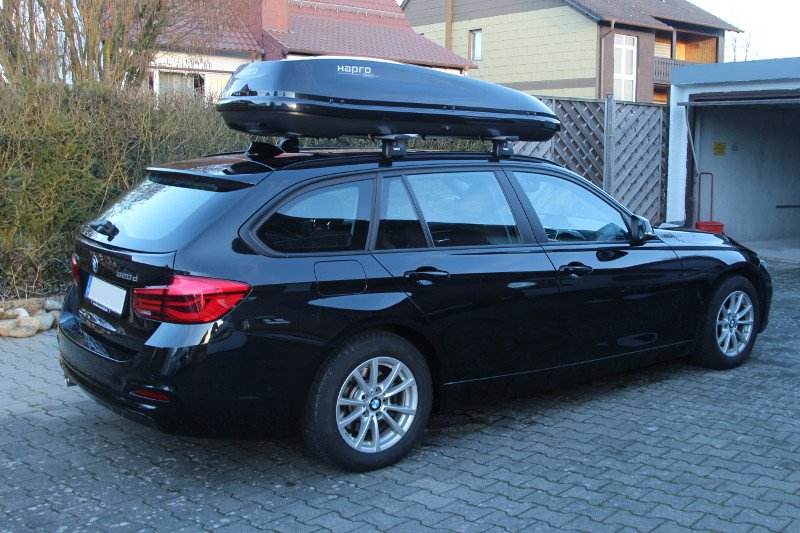 Eine 430-Liter Dachbox auf einem 3er BMW Kombi