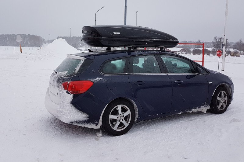 Dachbox mit einem Volumen von 630 Litern auf einem Opel Astra Kombi