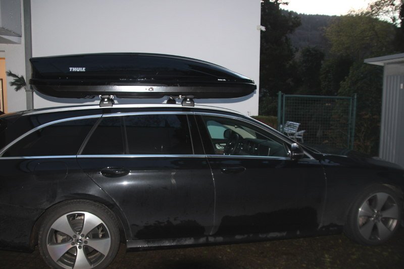 Eine 630-Liter-Dachbox auf einem Mercedes E-Klasse Kombi