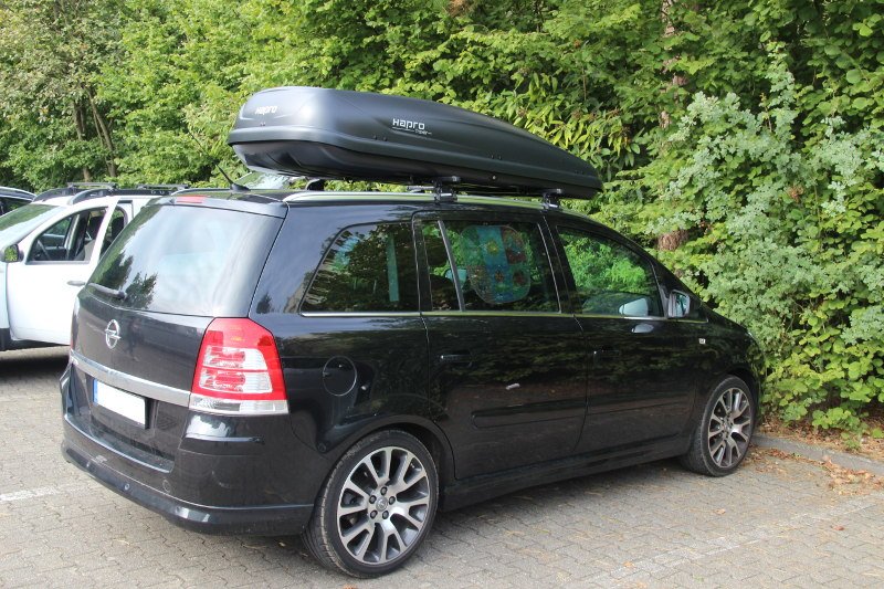 Dachbox von HAPRO mit 530 Litern Volumen und Dachträger von THULE auf einem Opel Zafira