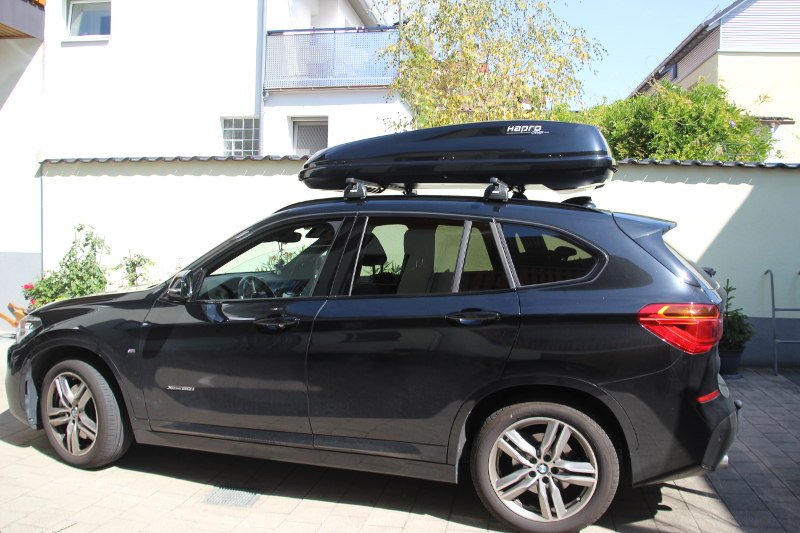 Dachbox auf einem BMW X1 SUV