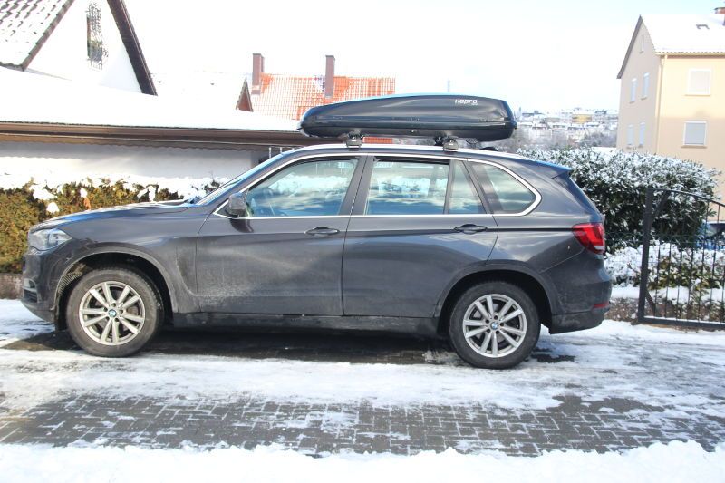 Eine Dachbox mit 530 Litern Fassungsvermögen auf einem BMW X5, bei uns zu mieten z.B. in Neustadt und Umgebung