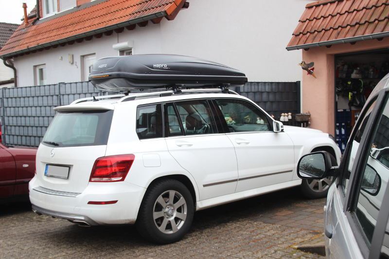 Eine Dachbox mit 530 Litern Fassungsvermögen montiert auf einem Mercedes GLK SUV - zu leihen bei uns z.B. in Gimmeldingen