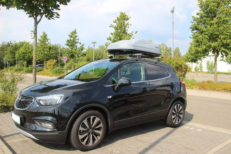 Dachbox mit Dachträgern von Thule auf einem Opel Mokka in Kaiserslautern