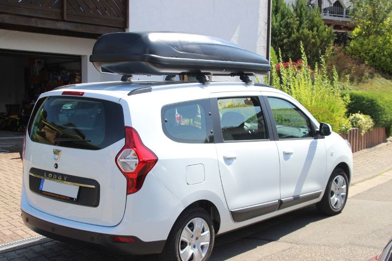 Esthal: eine Dachbox von HAPRO mit einem Volumen von 600 Liter auf einem Dacia Lodgy Van