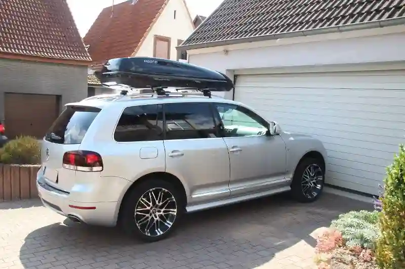 Ein VW Touareg mit einer Dachbox mit 530 Litern Volumen
