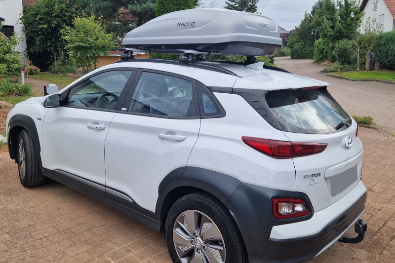 Eine Dachbox mit 370 Liter Volumen auf einem Hyundai Kona in Trippstadt