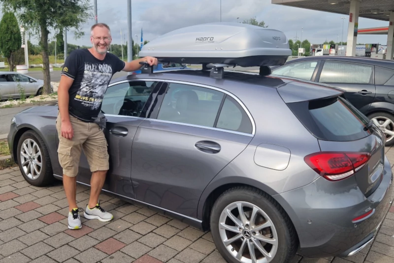 Ein Mercedes A-Klasse mit einer Dachbox mit 370 Liter Volumen in Breitenthal
