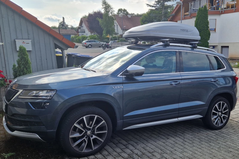 Alzey - eine 370-Liter Dachbox auf einem Skoda Karoq