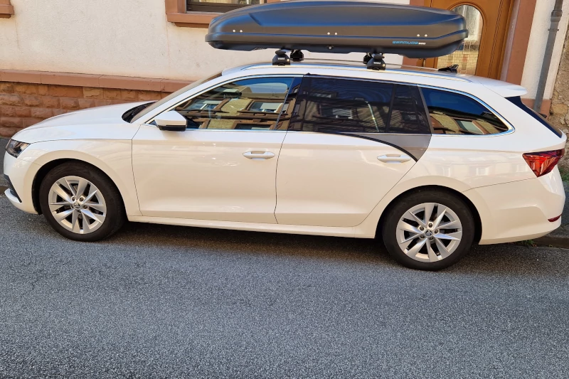 Leopoldshafen - eine 430-Liter Dachbox auf einem Skoda Octavia Combi
