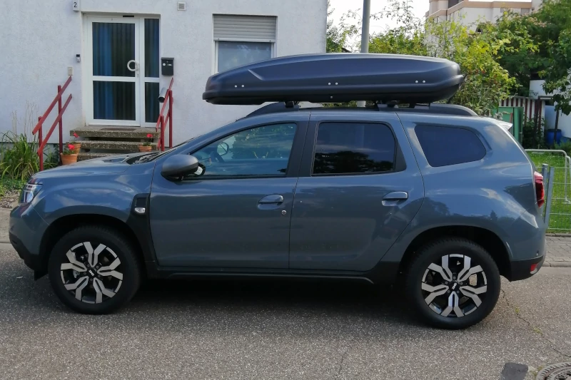 Bensheim - eine 530-Liter Dachbox auf einem Dacia Duster