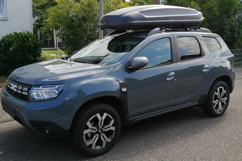 Sulzbach an der Saar - eine 530-Liter Dachbox auf einem Dacia Duster