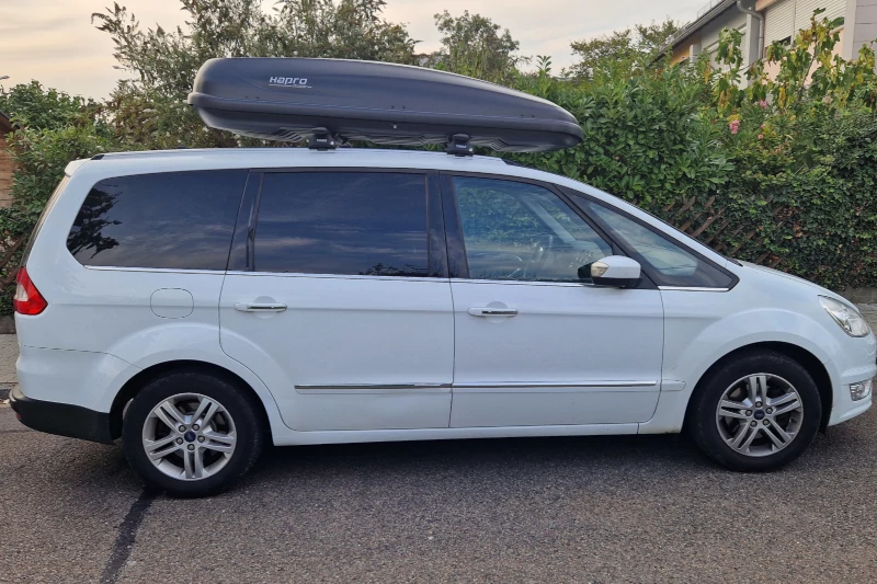 Kröppen - eine 530-Liter Dachbox auf einem Ford Galaxy