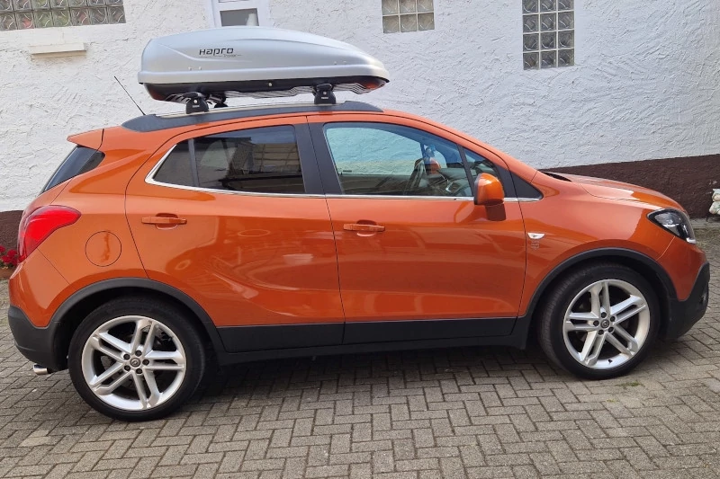 Herxheim - eine 370-Liter Dachbox auf einem Opel Mokka