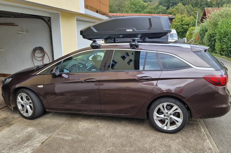 Mölschbach - eine 450-Liter Dachbox auf einem Opel Astra Sports Tourer