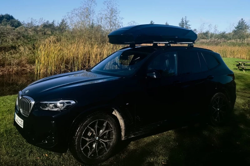 BMW X3 mit einer Dachbox mit 610 Liter Volumen in Brühl