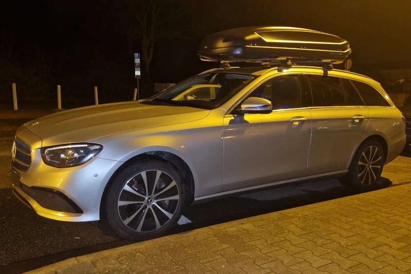 Ein Mercedes E-Klasse Kombi mit einer Dachbox mit 400 Liter Volumen in Weisenheim Am Berg