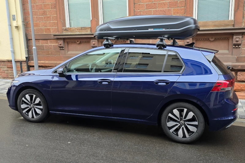 Ein VW Golf mit einer Dachbox von HAPRO mit 430 Liter Volumen