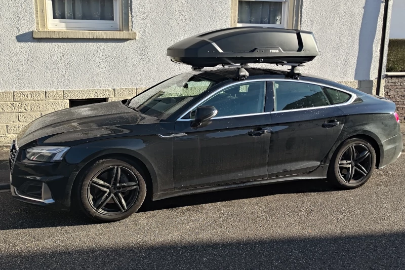 Eine Dachbox von THULE mit 450 Liter Volumen mit THULE-Wingbar-Dachträgern auf einem Audi A5 Sportback
