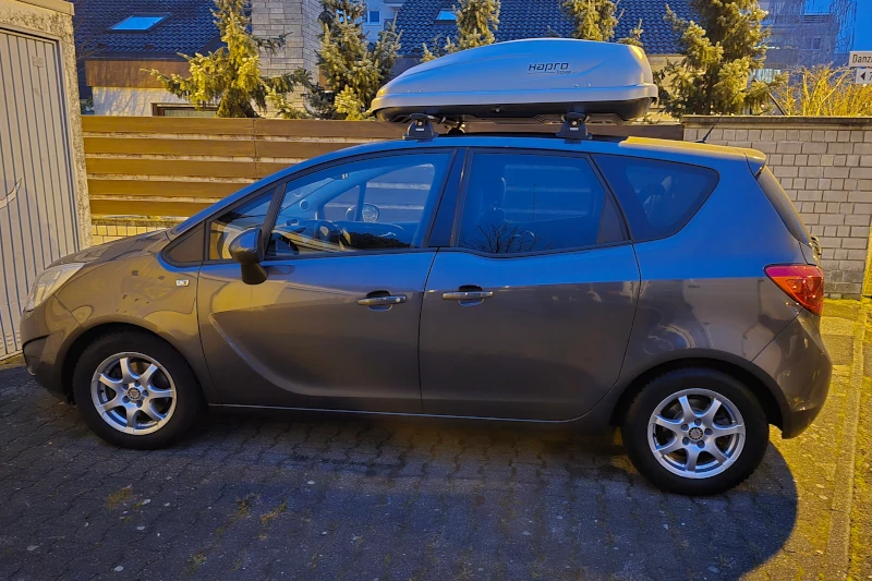 Brühl - eine 370-Liter Dachbox auf einem Opel Meriva