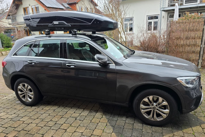 Ein Mercedes GLC mit einer Dachbox mit 610 Liter Volumen in Lug