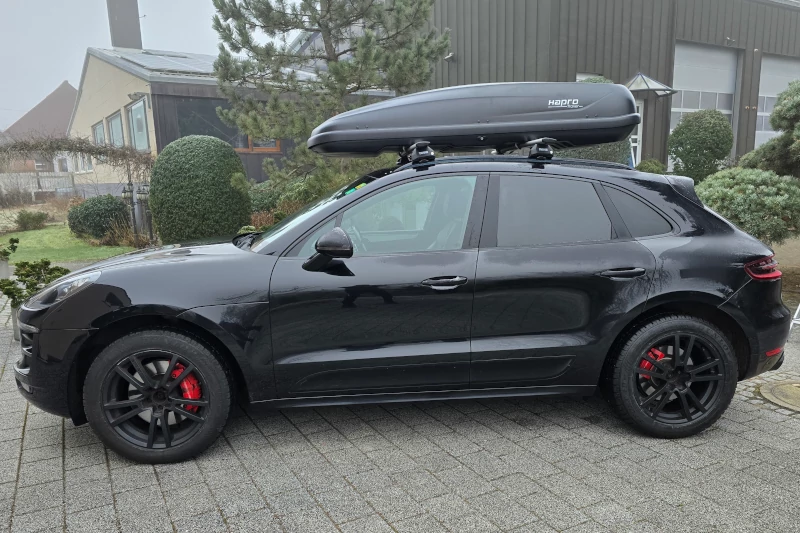 Mainz - eine 530-Liter Dachbox auf einem Porsche Macan