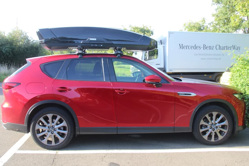 Eine Dachbox mit 610 Liter Volumen auf einem Mazda CX-60 in Kaiserslautern