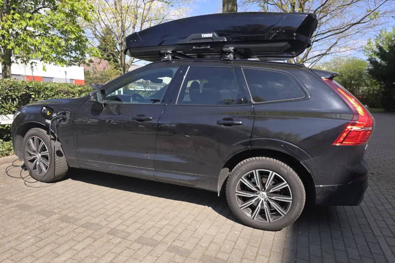 Eine XXL-Dachbox von THULE mit 610 Litern Volumen auf Wingbar-Dachträgern auf einem Volvo XC60