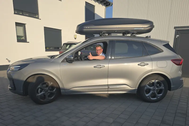 Neustadt an der Weinstraße - eine 530-Liter Dachbox auf einem Ford Kuga