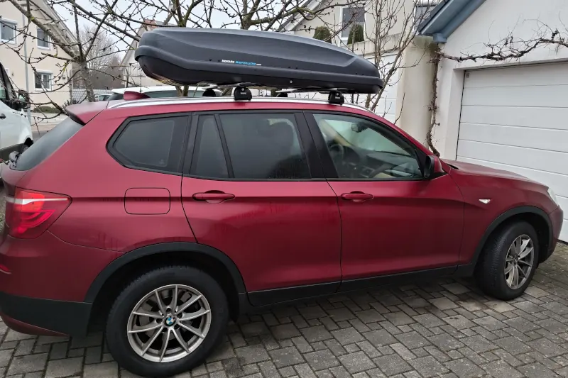 Ein BMW X3 mit einer Dachbox mit 430 Liter Volumen